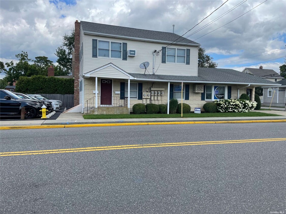 142 N Carll Ave Unit E, Babylon, NY 11702 Room for Rent in Babylon