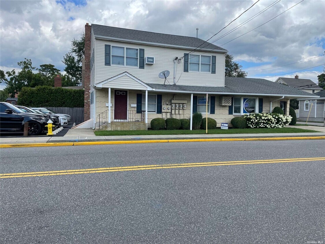 142 N Carll Ave Unit E, Babylon, NY 11702 Room for Rent in Babylon