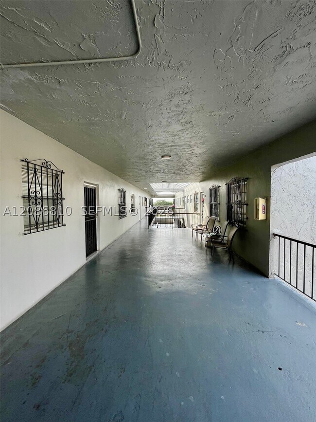 Foto del edificio - 1035 W 77th St