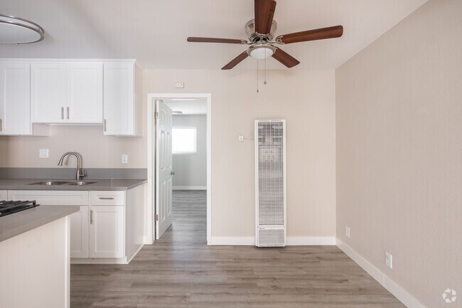 1 habitación, 1 baño - 590 pies cuadrados - Área de comedor - 1495 Peterson Ave