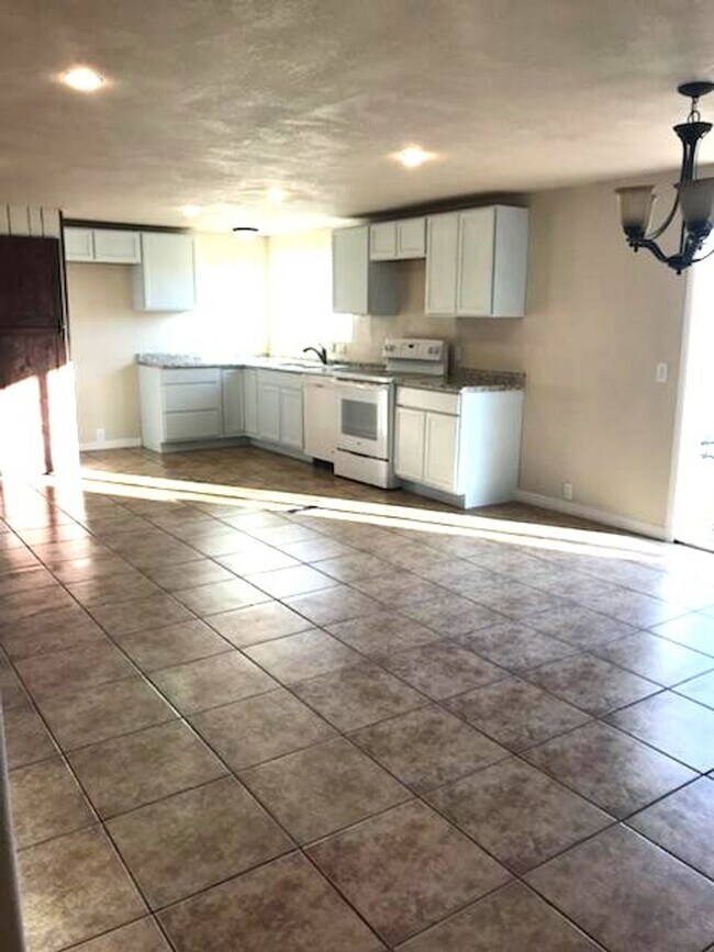 Building Photo - Large manufactured home in Spring Creek