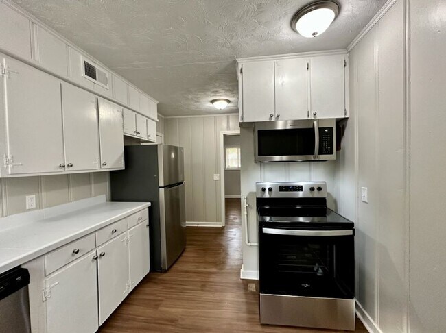 Building Photo - Newly Renovated 3 Bedroom House North Jack...