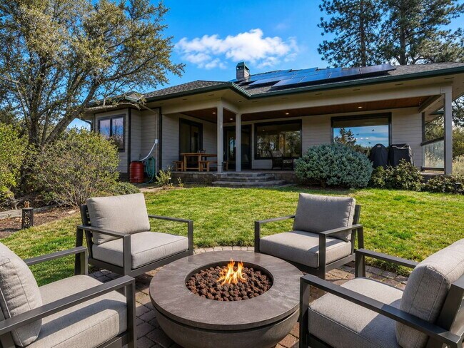 Foto del edificio - Beautiful 3-Bedroom Home Above Miller’s Landing with River and Mountain Vistas