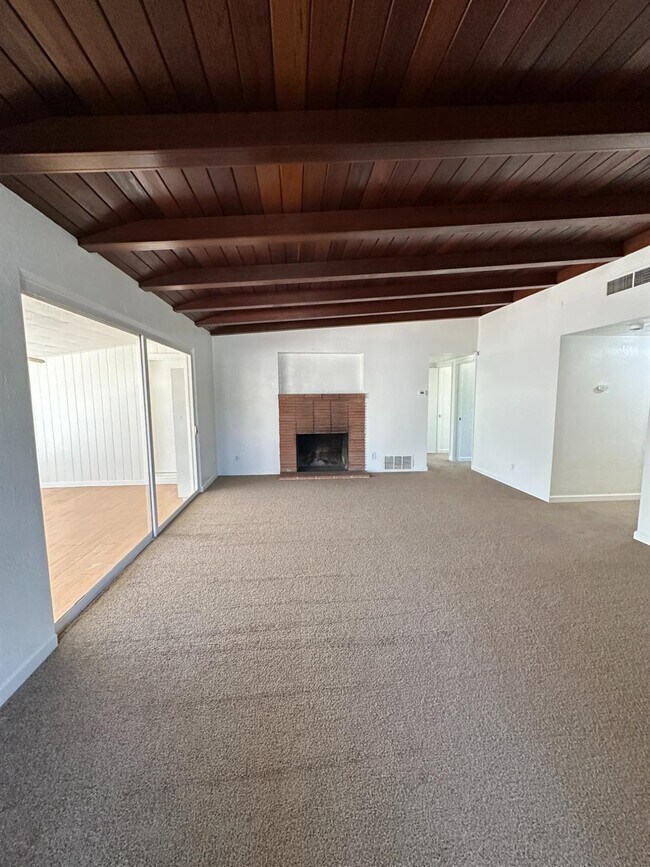 Foto del edificio - 3046 E Robinson Ave