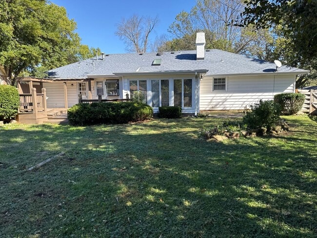 Building Photo - 3 Bedroom 2 Bath 2 Car Garage! Southeast! ...
