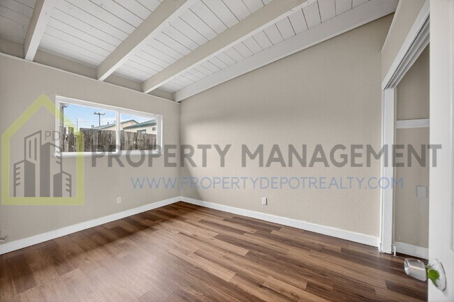 Foto del edificio - 2 Bed 1 Bath Unit!