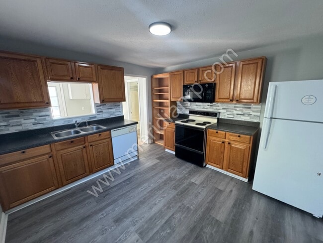 Building Photo - 2520 Lynn Ave