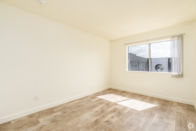 2BR, 1BA - 750SF - Primary Bedroom - 636 N HILL PLACE