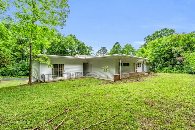 Building Photo - 905 8th Ave N
