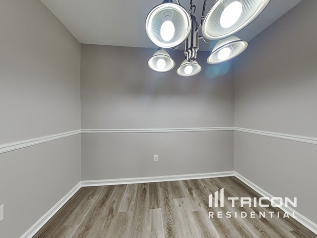 Building Photo - 226 Oakwood Cir