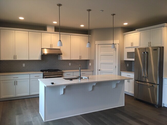 Building Photo - Modern 2 Bed & 2 Bath Townhouse Minutes aw...