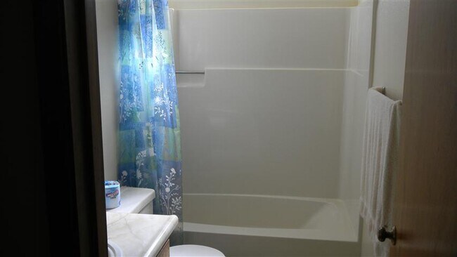 Building Photo - Spacious Home on the West Side of Redding ...