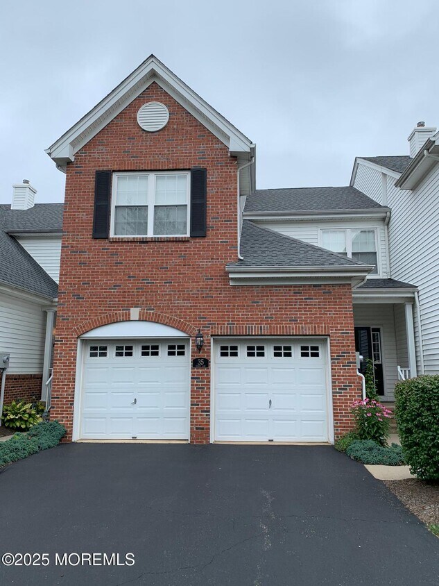 Foto principal - 35 Surrey Ln
