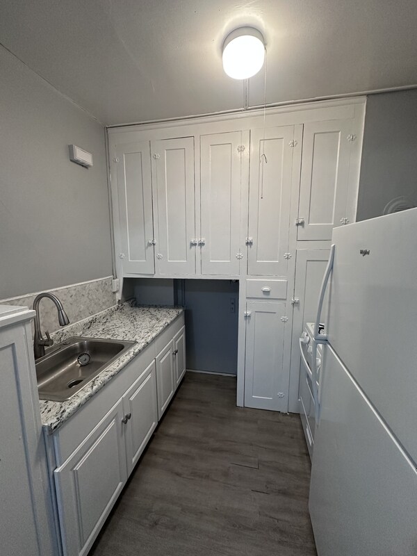 Building Photo - 1442 W 101st St