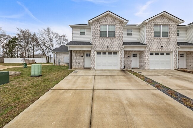 Foto del edificio - South Maple Townhomes