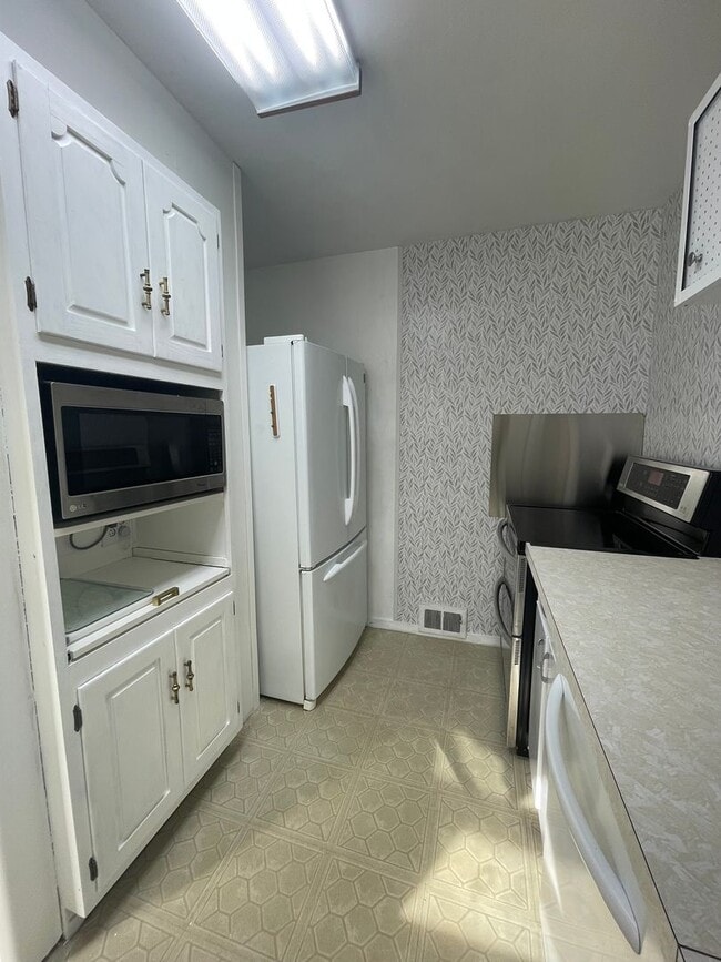 Foto del edificio - Updated 3-Bedroom Ranch with Finished Basement in Pittsfield, Massachusetts