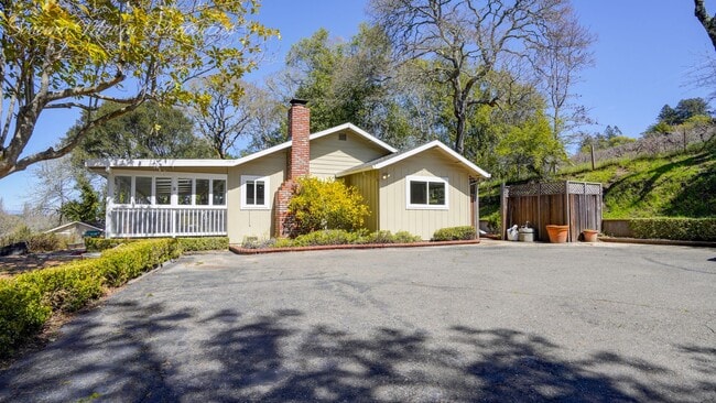 Building Photo - ~Beautiful 2 Bedroom - 2 Bath Main Home Pl...