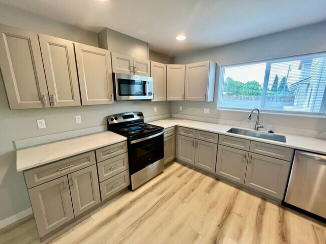 Foto del edificio - Come check out this stunning duplex! **MOVE IN SPECIAL $600.00 OFF FIRST'S MONTH'S RENT!**