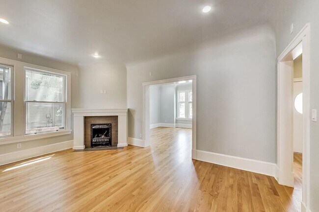 Building Photo - 4 Bed 3 Bath - Victorian House Blocks from...