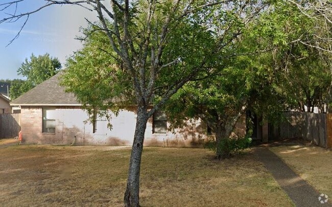 Building Photo - 2508 Hickory Dr