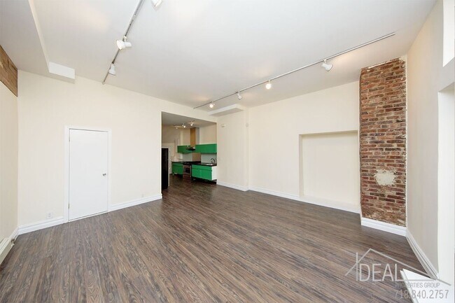 Building Photo - 70 Grand St