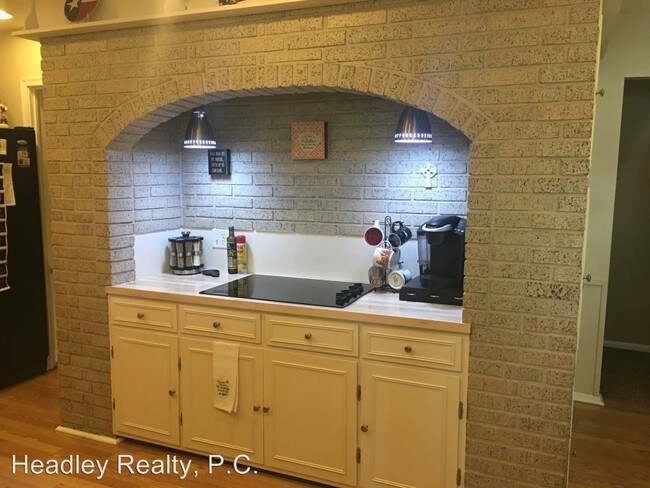 Foto del edificio - 8202 Walnut Ln