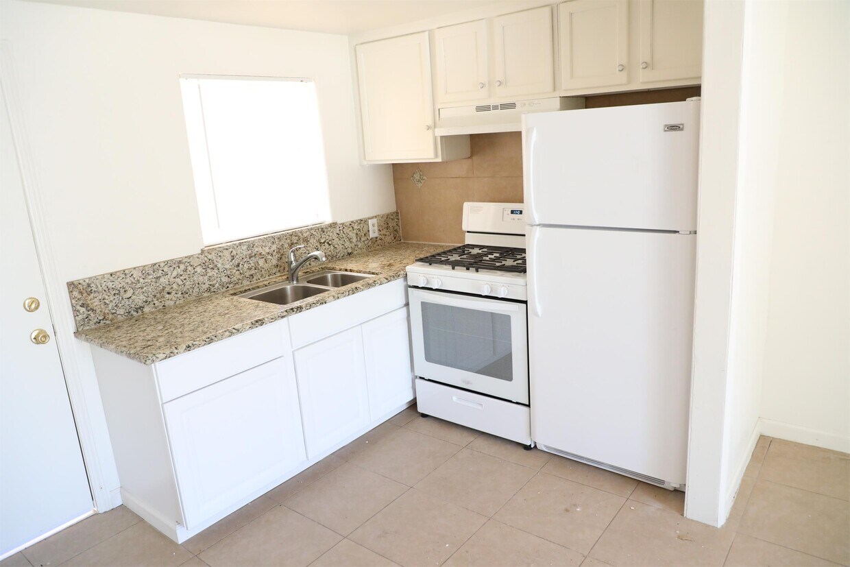 Building Photo - 141 W Beechwood Ave