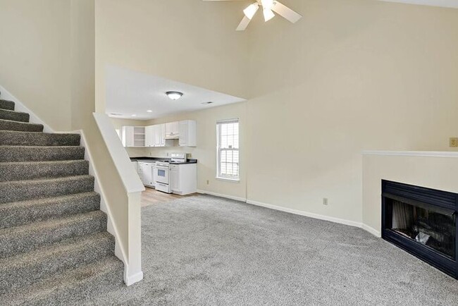 Building Photo - 3 BR/ End UNIT/ FIRE PLACE! Cozy townhouse...
