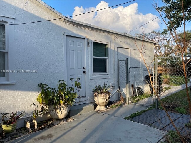 Building Photo - 208 NE 22nd Ave