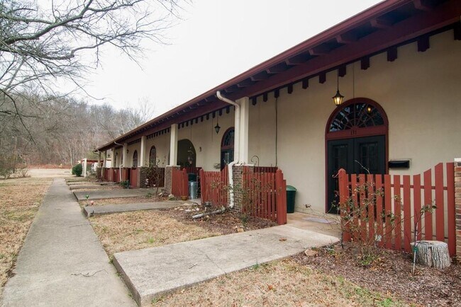 Building Photo - Great studio location in Belle Forest!
