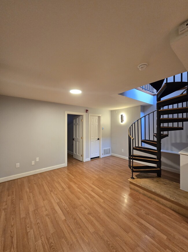 Building Photo - 1104 Pine St