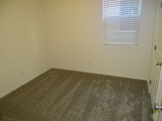 Foto del edificio - 5 Bedroom Home, 1st Floor Bed and Full Bat...