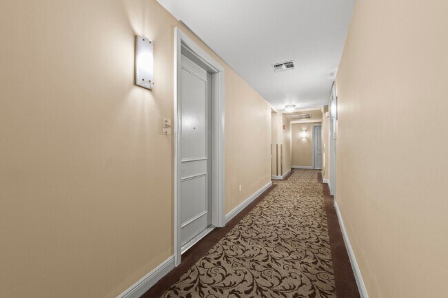 Foto del edificio - Coconut Point -Fully Furnished 1+Den. Avai...