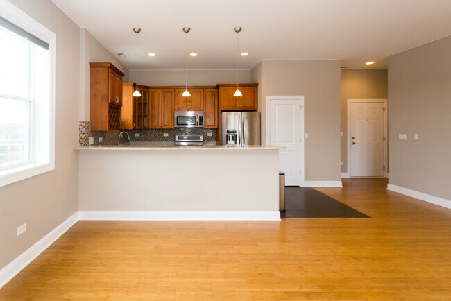 Building Photo - 4006 N Kilbourn Ave