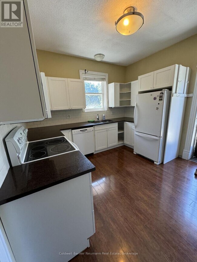 Building Photo - 376 Woolwich St