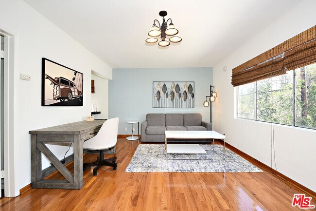 Foto del edificio - 3743 McLaughlin Ave