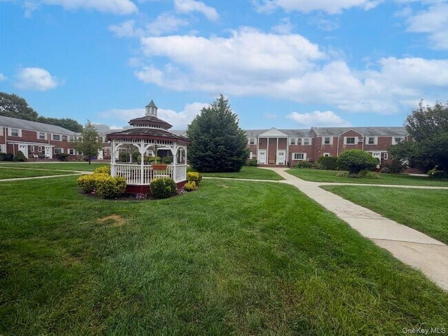 Foto del edificio - 72-31 Little Neck Pkwy