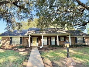 Building Photo - 2615 Cypress Ln