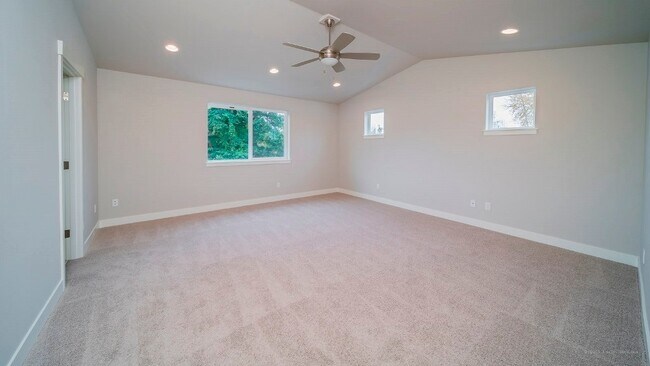 Building Photo - Move in ready & spacious 4bd 2.5 ba 2 car ...
