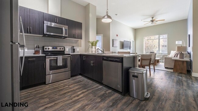 Foto del edificio - 1000 S Broadway