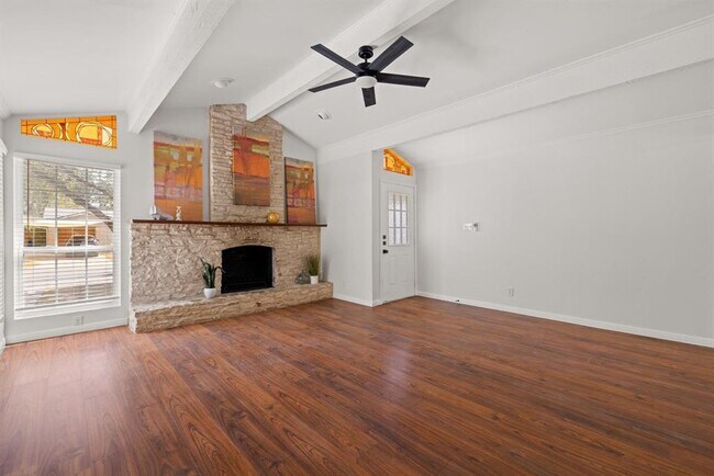 Foto del edificio - 5306 Basswood Ln
