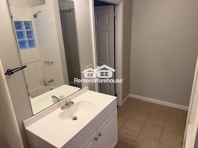 Foto del edificio - 70 Lakeside Dr