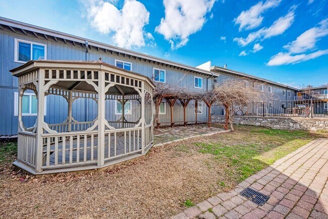 Foto del edificio - 2401 Manor Rd