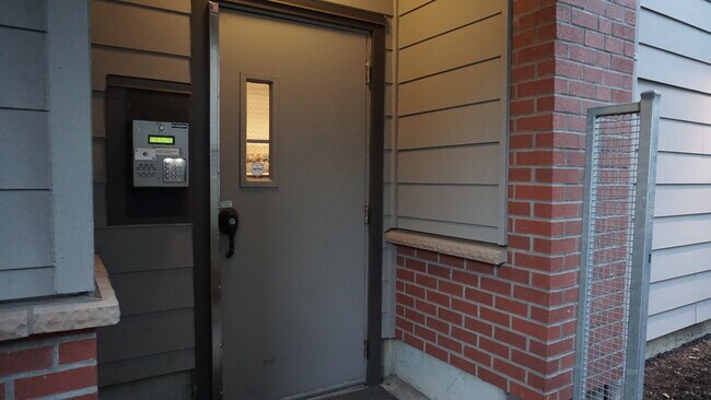 Foto del edificio - 3717 California Ave SW