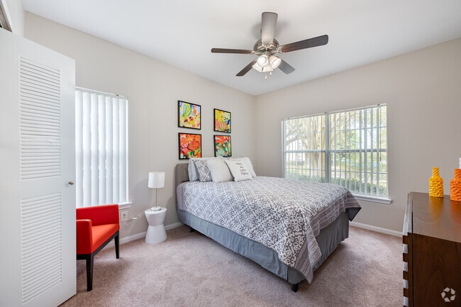 Dormitorio de 2BD, 2BA de hidromasaje - Waters Edge Apartments