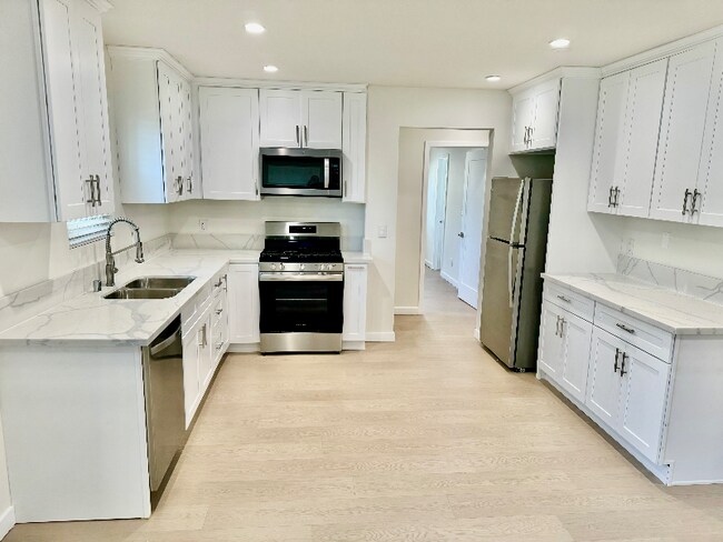 Building Photo - 5008 Hazeltine Ave
