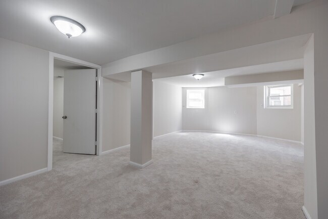 Building Photo - 2110 N Avers Ave