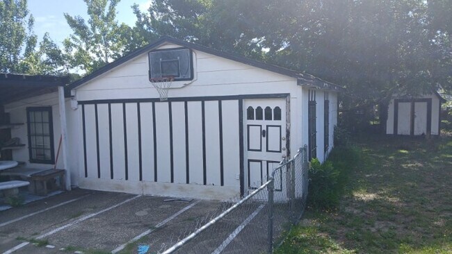 Foto del edificio - 3 Bed / 1 Bath Available in Lafayette Villiage!