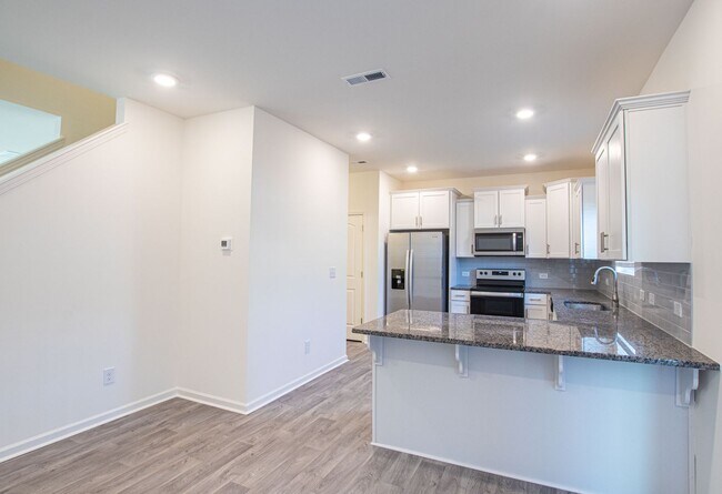Foto del edificio - BEAUTIFUL 3BD/2.5BTH Townhome - Belmont - ...
