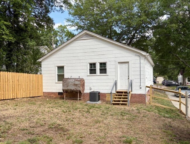 Foto del edificio - 1/2 MO/OFF SPECIAL - 3 bed/1 bath Fenced yard - Storage/Garage